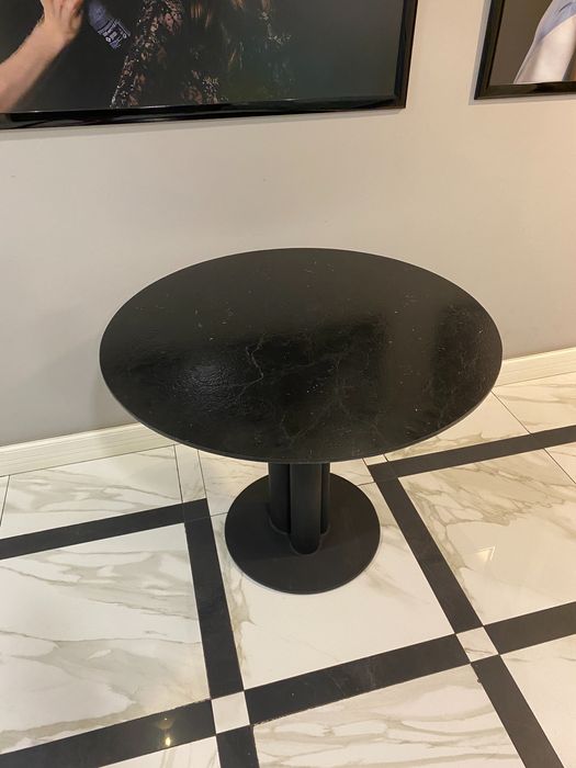 Stół HOOM MOON o średnicy 95cm z marmurowym blatem.