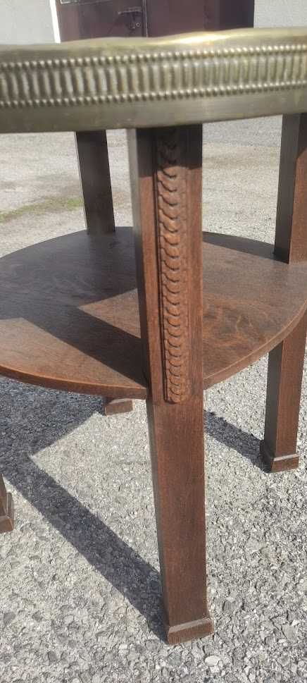 Stary drewniany stolik z mosiężnym blatem