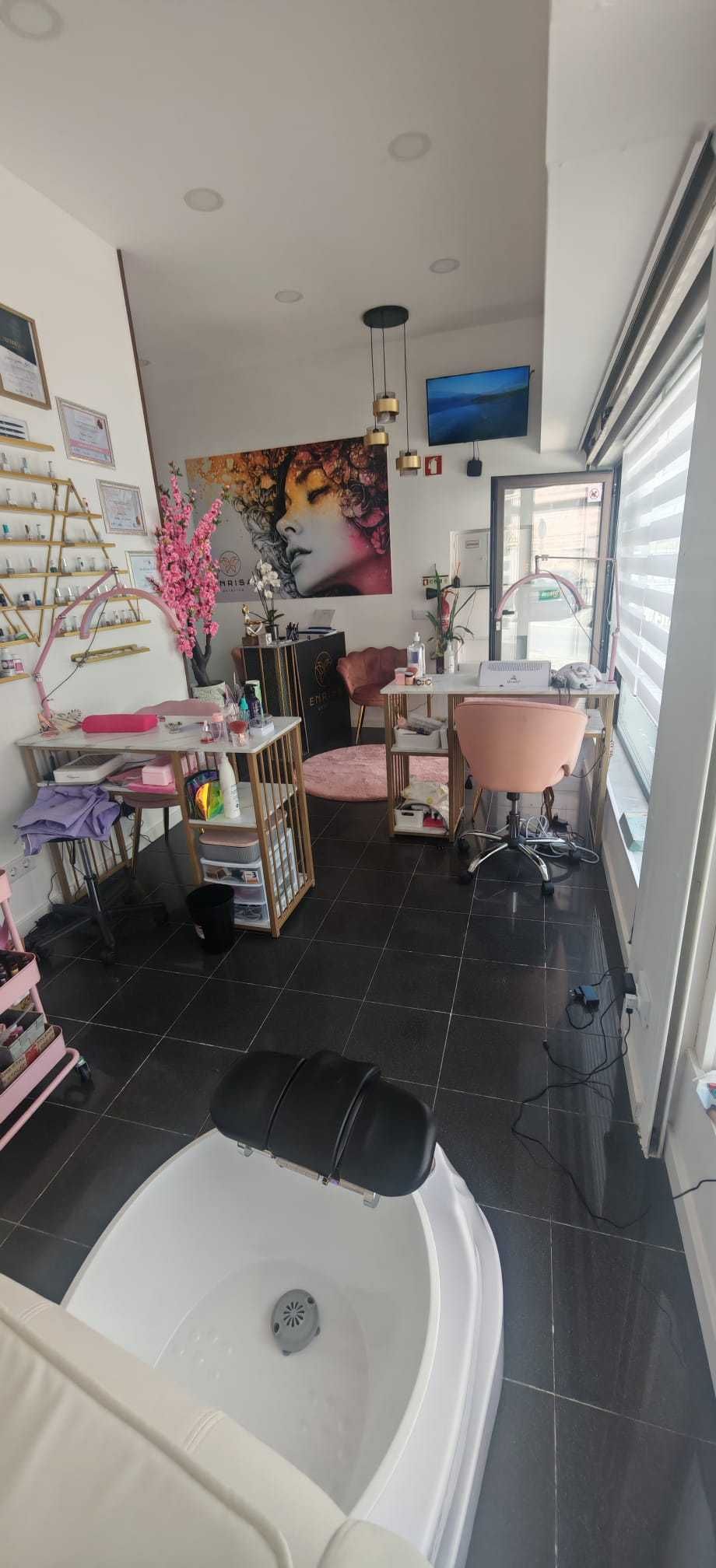 Vendo salao de estetica Portimao totalmemt equipado . Pode ser com/sem