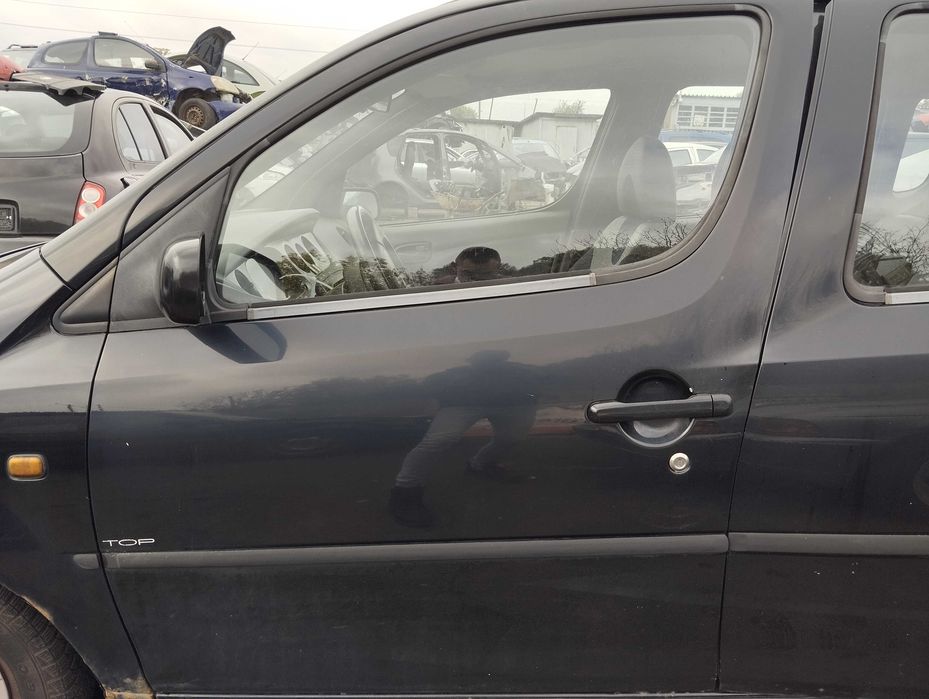 Daihatsu YRV 1.3i 5D 2002r.Drzwi przednie lewe.