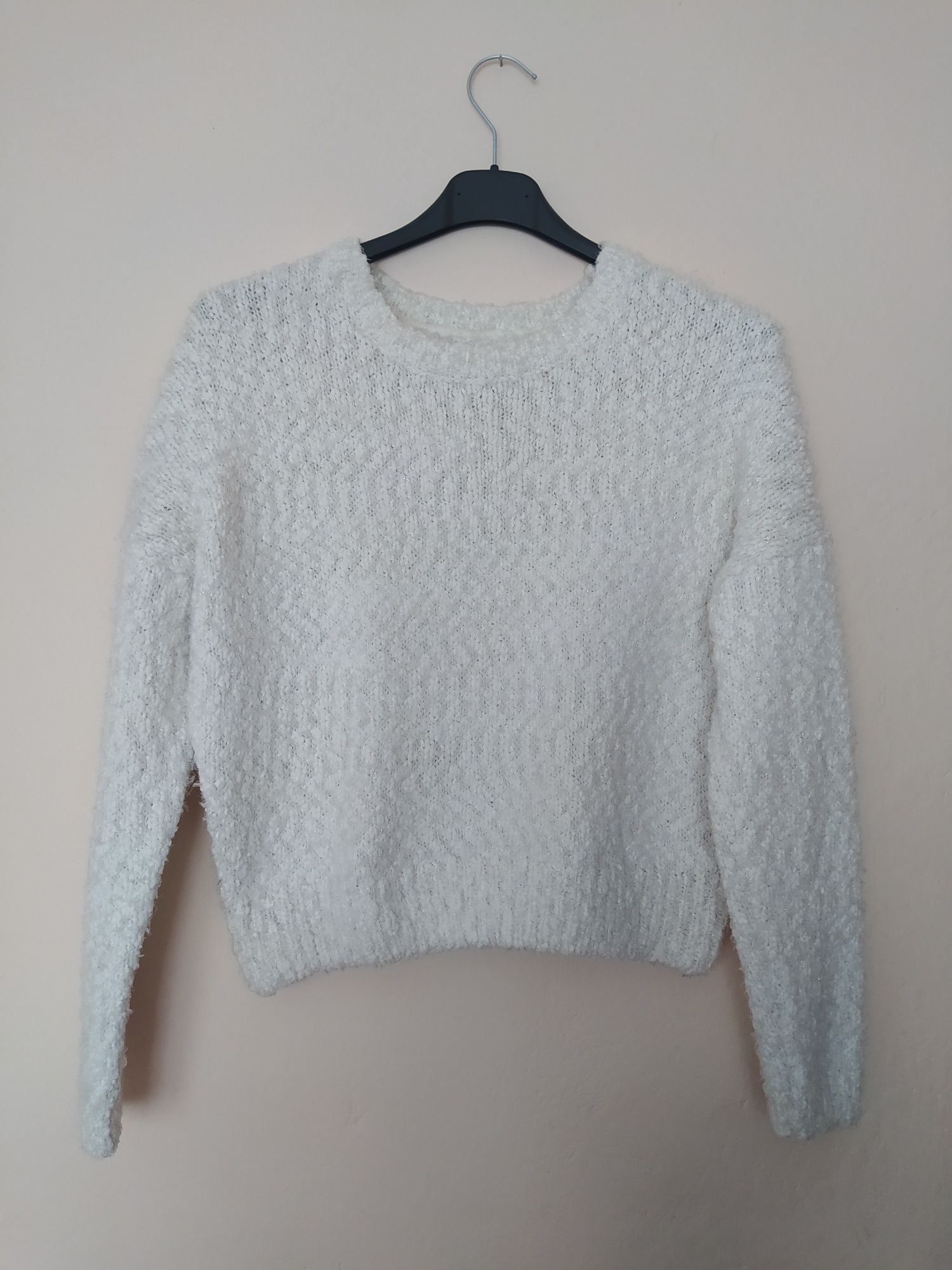 Biało-kremowy sweter