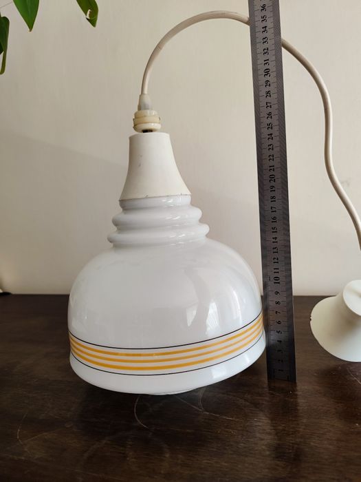 Lampa wisząca sufitowa z czasów PRL-u z dużym mlecznym kloszem sprawna