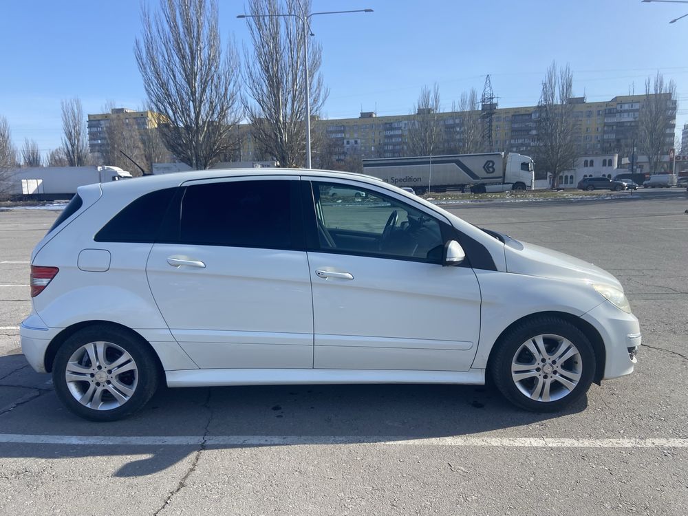 Mercedes-Benz B-180 2010року