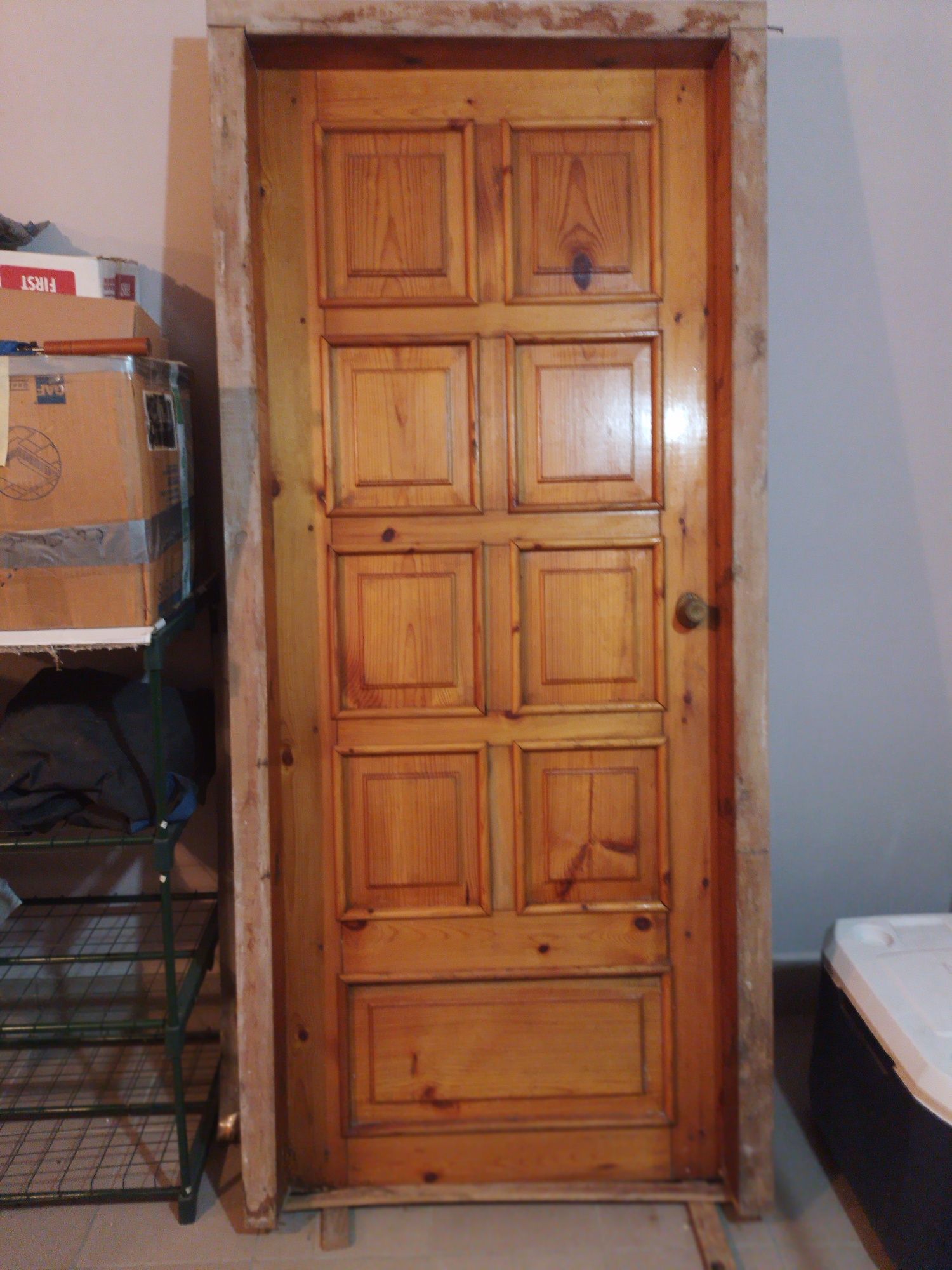 Продам дверь деревянную.