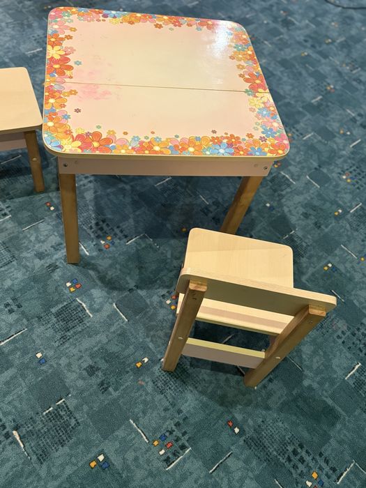 Стіл зі стільцями дитячій.