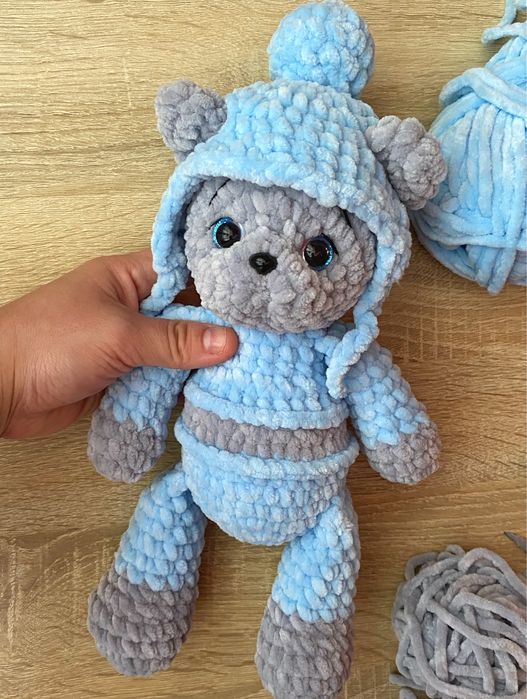 Вʼязані ведмедики з плюшевої пряжі.