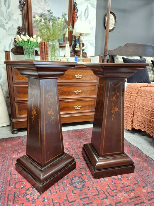 Par de colunas com marchetaria. Oferecemos a entrega na zona de Lisboa