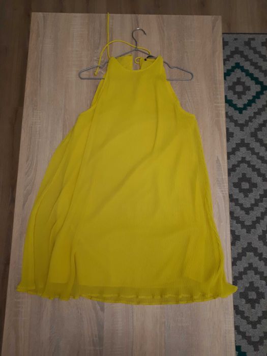 Żółta plisowana sukienka Mango XS zwiewna