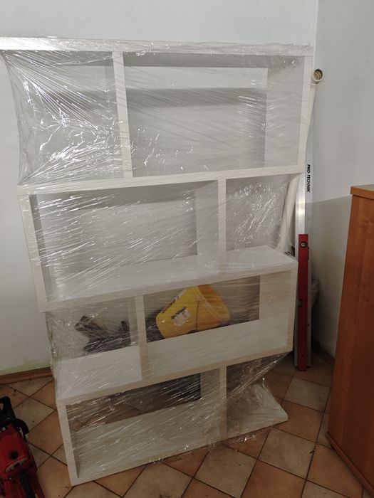 Biała szafka salon książki