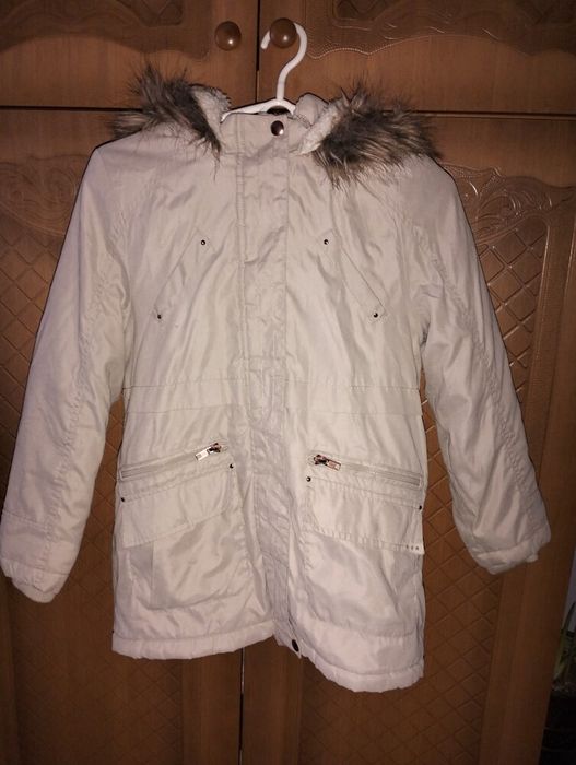 Тепла парка з капішоном на дівчинку 9-10 років.