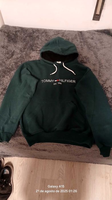Roupa de marca em bom estado