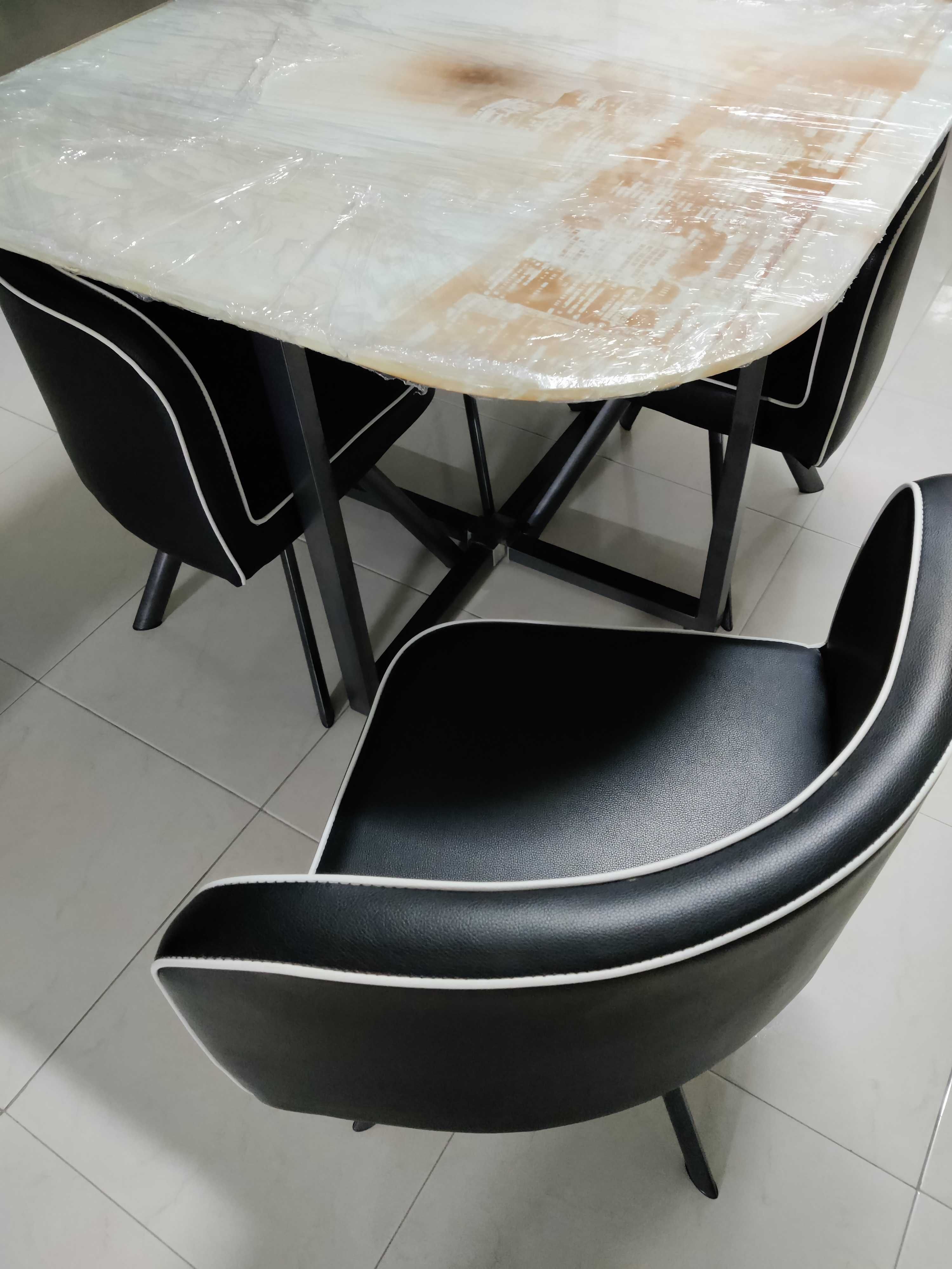Mesa de sala com tampo em vidro temperado