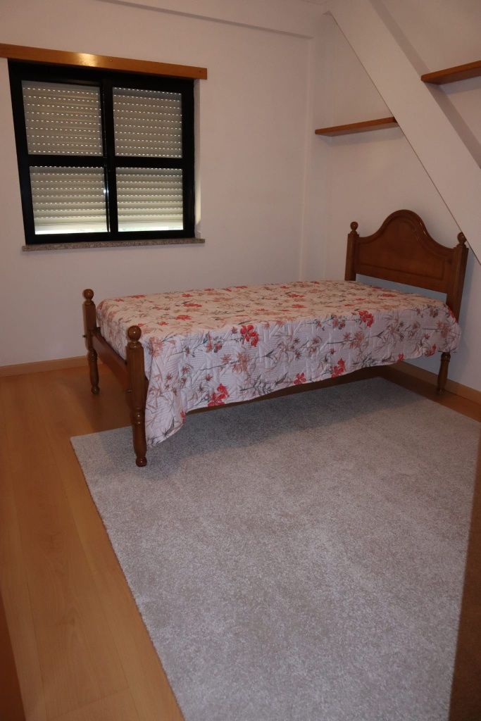 Mesa de Centro e Cama com Colchão