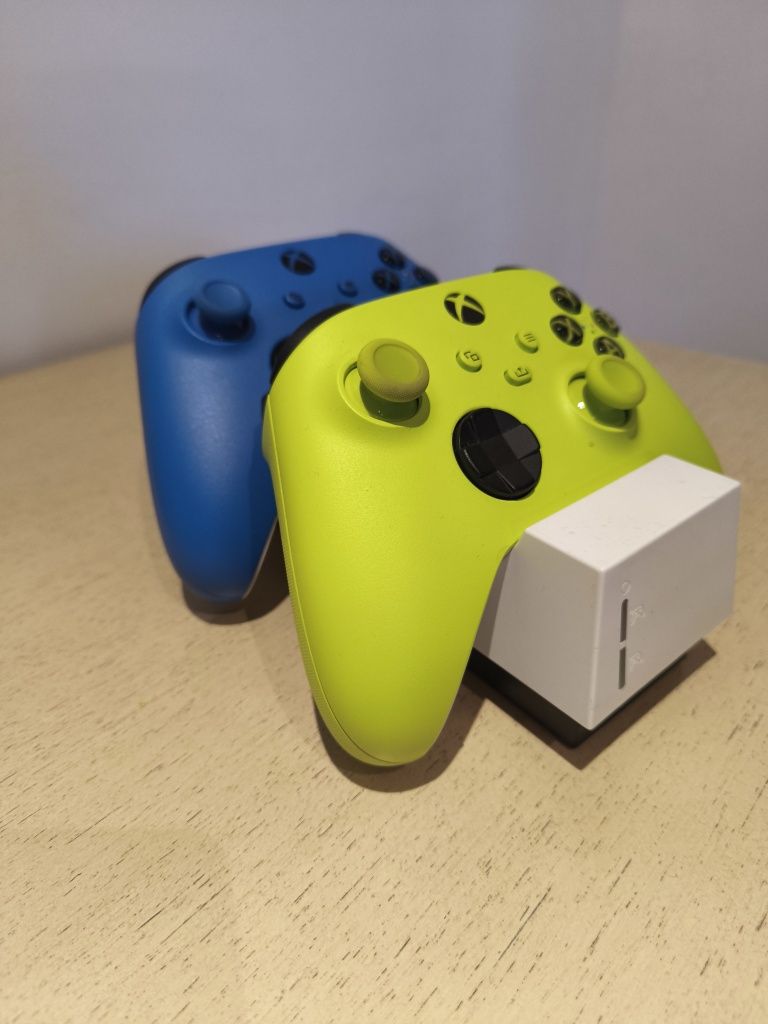 2 kontrolery Xbox series 2 akumulatory oraz stacja dokująca zestaw