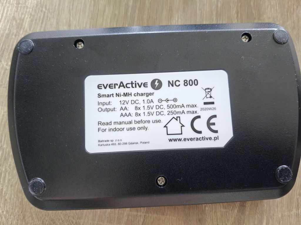 Zestaw: Ładowarka everActive NC-800 + 16 akumulatorów AA i AAA