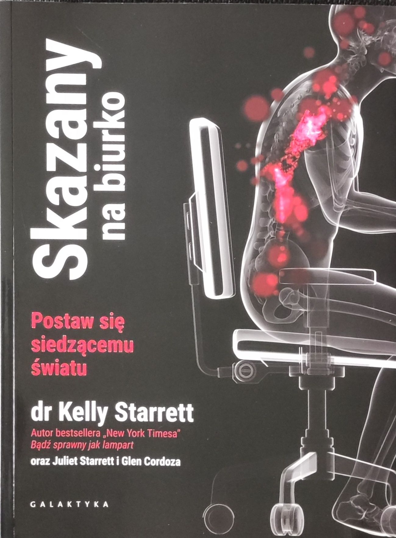 "Skazany na biurko. Postaw się siedzącemu światu". dr Kelly Starrett