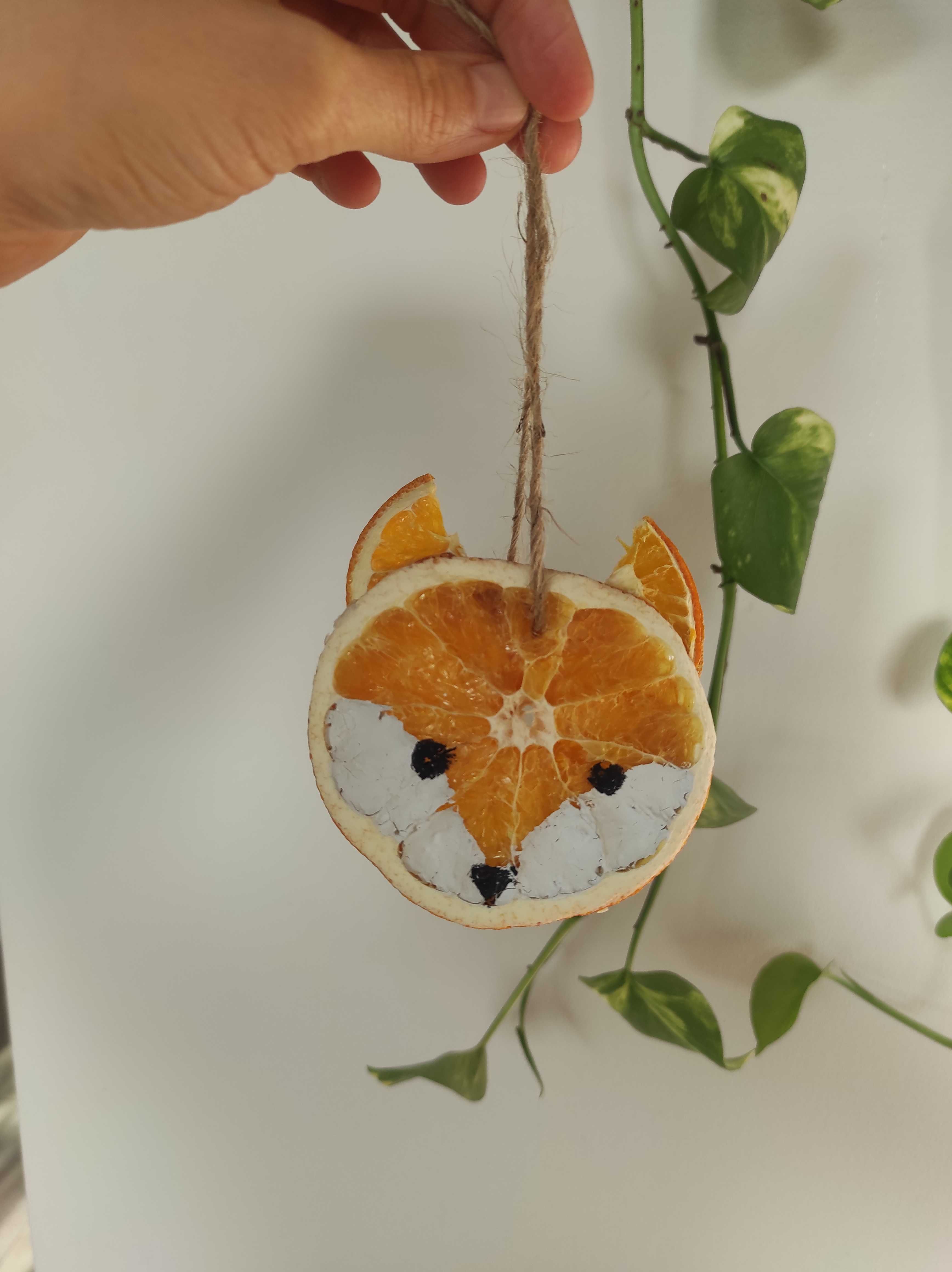 Ręcznie robione ozdoby świąteczne liski z pomarańczy