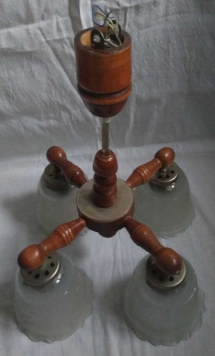 Люстра деревянная лакированная