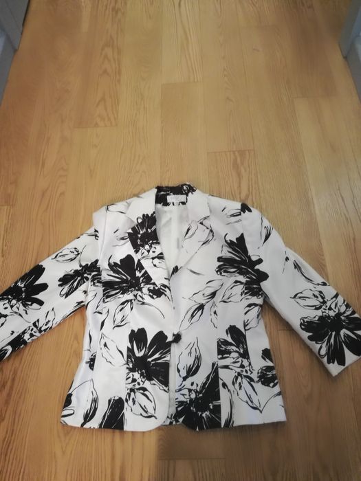 Elegancki żakiet ecru w czarne kwiaty, rozmiar 40.