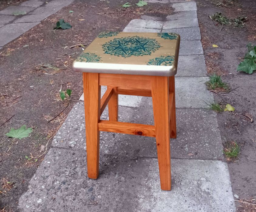 Solidny taboret Piękny stołek drewniany wys.46cm, blat 30x30cm