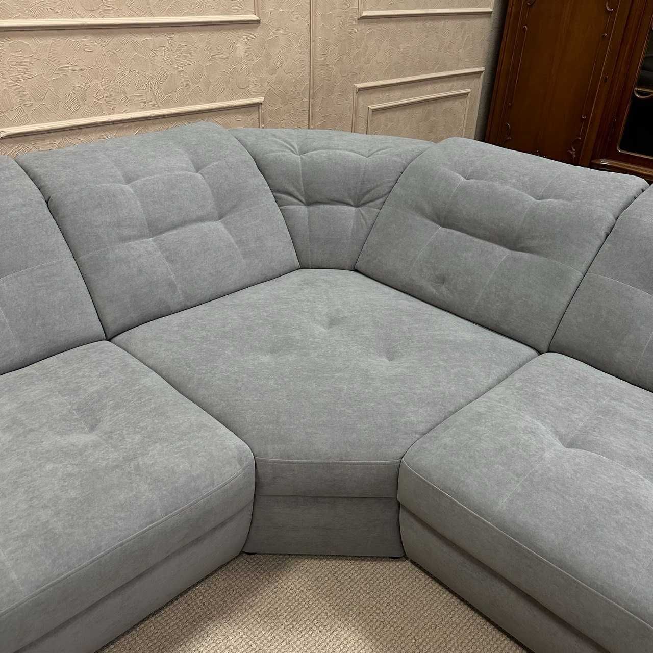 Великий новий диван в тканині