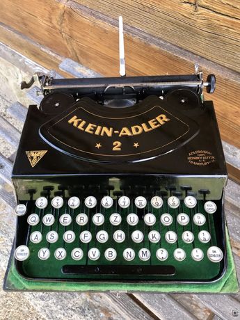 Antiga maquina de escrever Adler