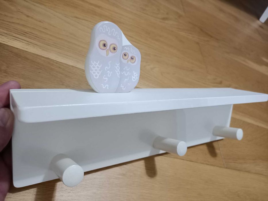 Drewniany, biały wieszak na ubrania IKEA KLADE z sówkami