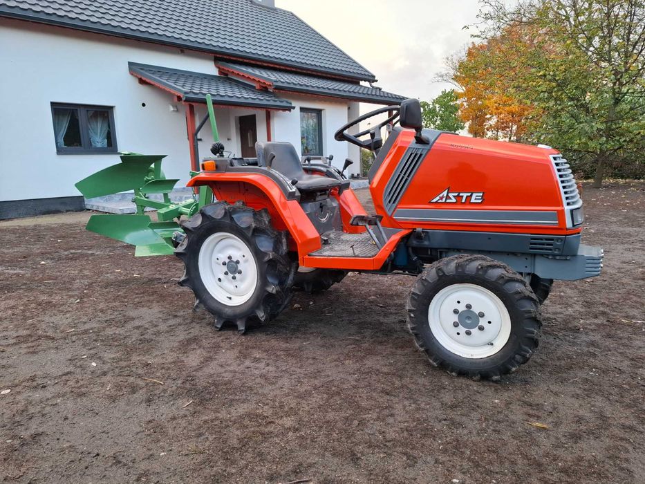 TRAKTOREK Kubota Aste A15 4x4 z pługiem obrotowym