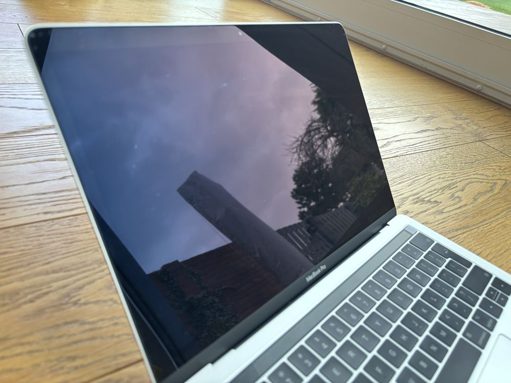 MacBook Pro 13” 2017 | i5 | 8 GB RAM | 512 GB SSD | Stan bardzo dobry