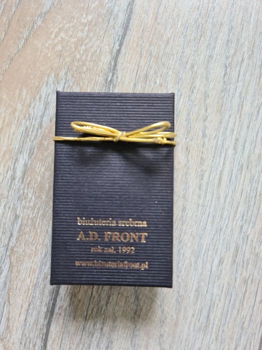 Srebrny wisiorek z bursztynem