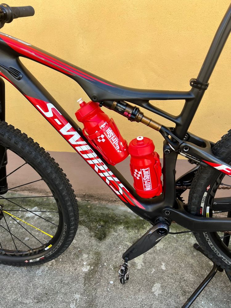 Bicicleta preta/vermelha Specialized
