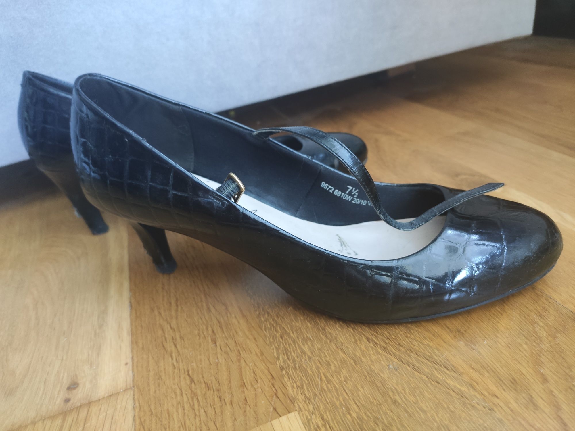 Buty lakierowane na obcasie