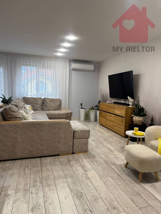 Сучасний будинок з сонячними панелями та гаражем у новому районі.