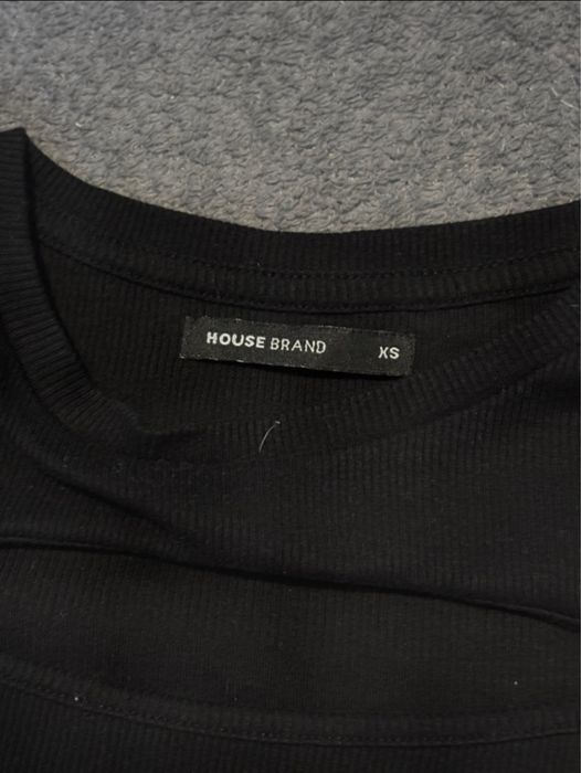 czarny cropp top z wycieciem na dekolt