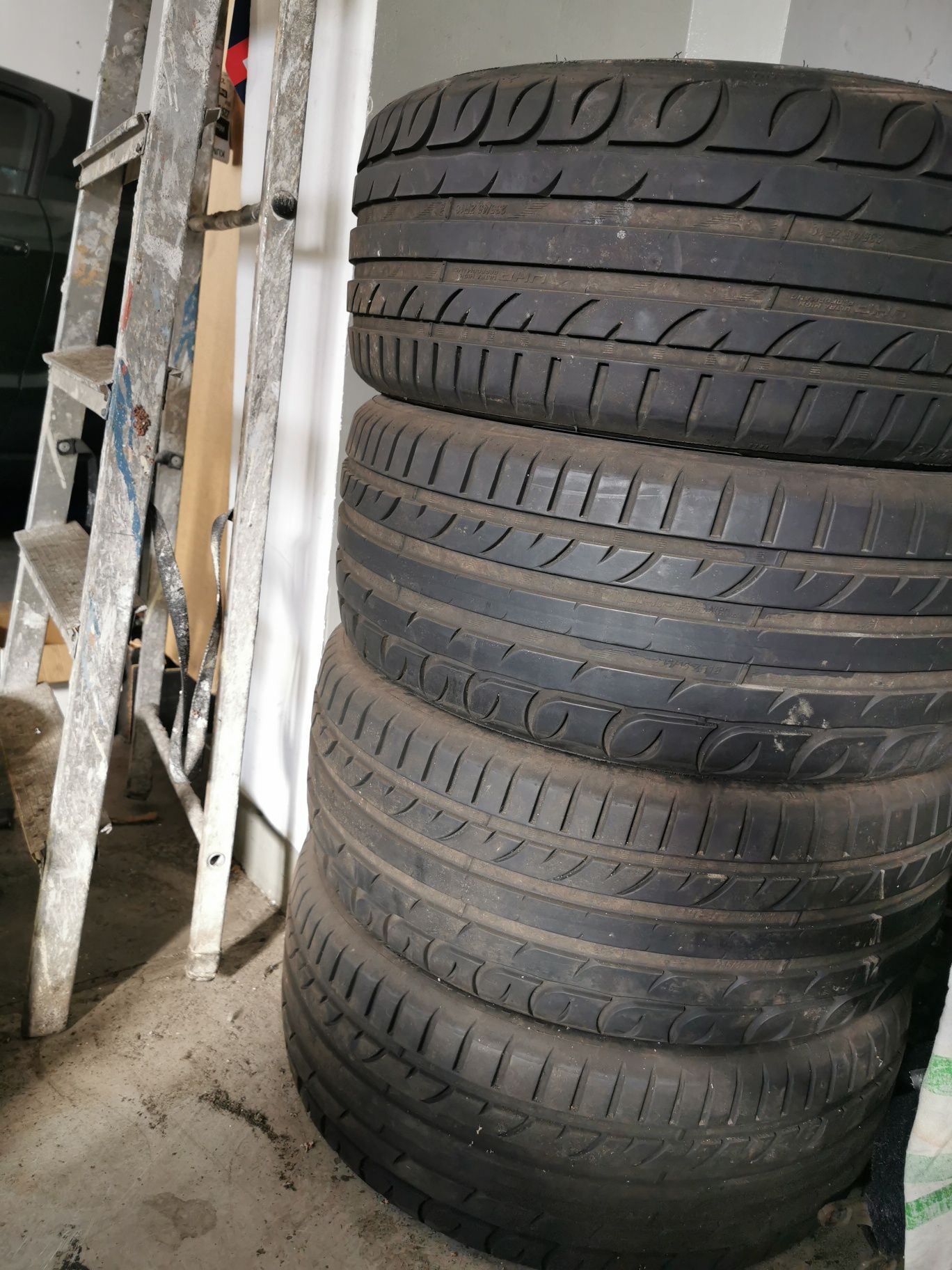 Opony UHP 235/45 R 18