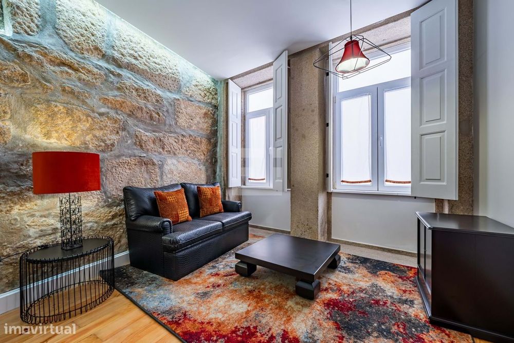 Apartamento T2  renovado e mobilado, com terraço, na Baixa do Porto -