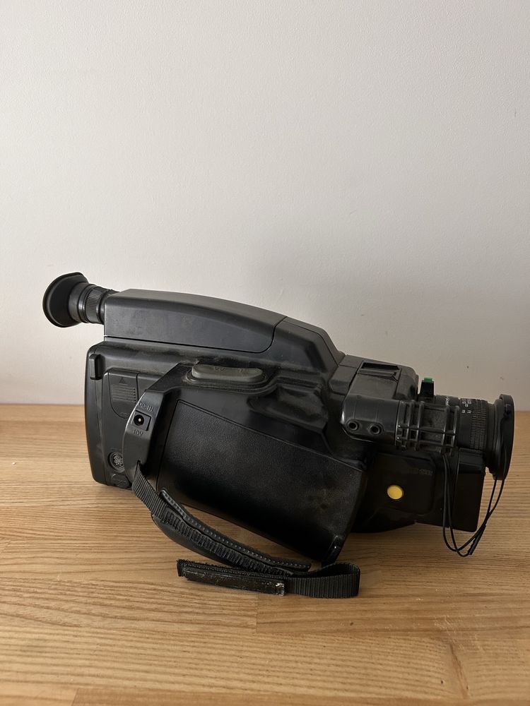 Klasyczna kamera VHS-C marki Revue, model VKR 2302