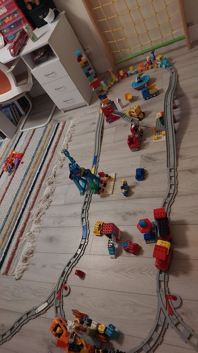 Lego Duplo: великий набір потягів та техніки