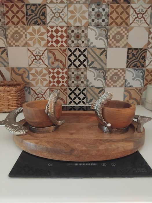 Tabuleiro com tacas em madeira com peixes  sushi