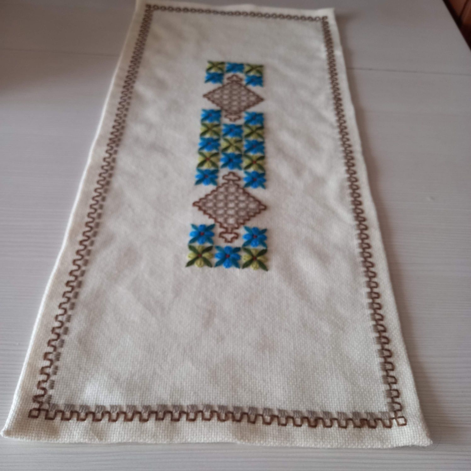 Bieznik tkany i haftowany   z okresu Prlu  cepelia 34 x 71
