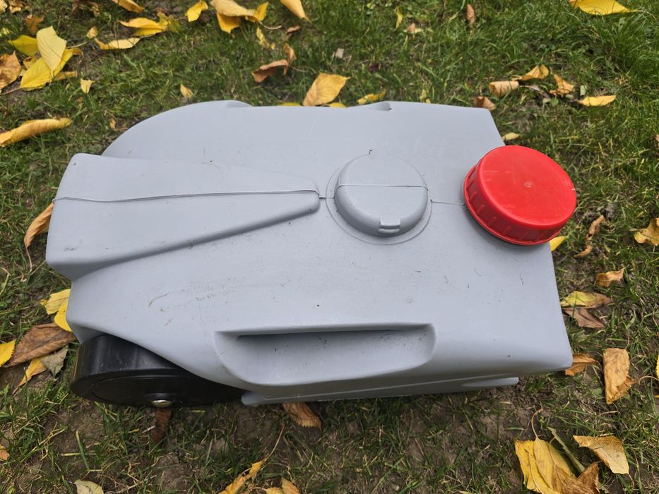 Zbiornik na szarą lub czystą wodę  na kołach .