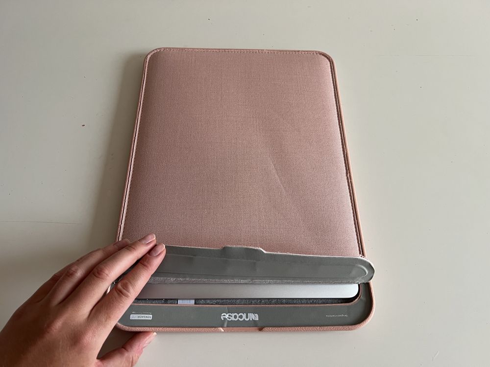 Bardzo zadbany MacBook Air 13 2020 M1 8 256 + magnetyczne etui Incase