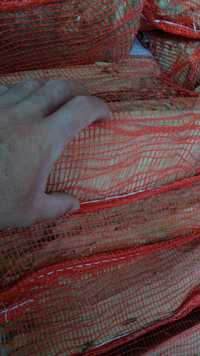 Sacos de lenha de eucalipto bem seca