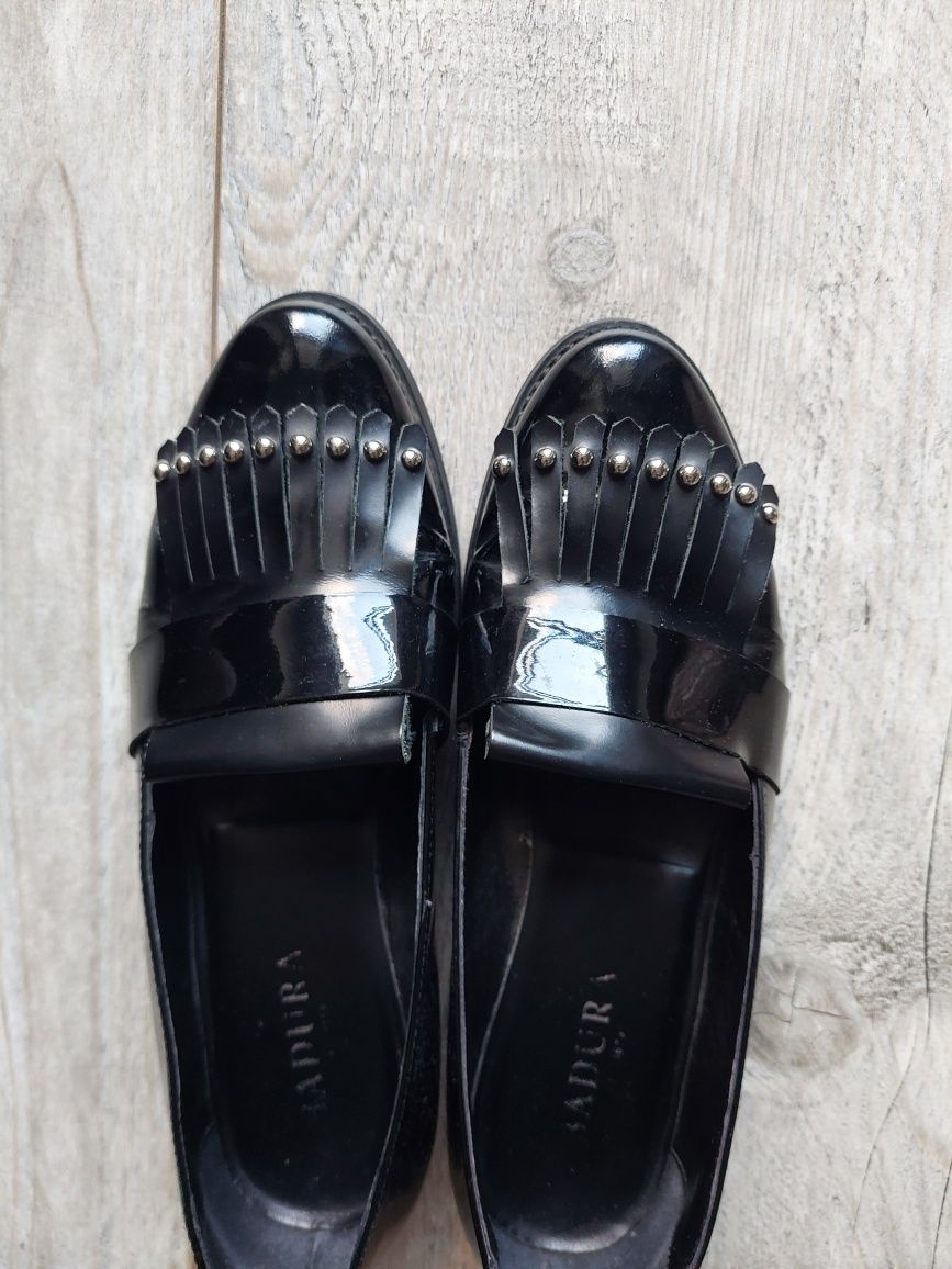 Buty damskie mokasyny z frędzlami czarne ze skóry lakierowane Badura