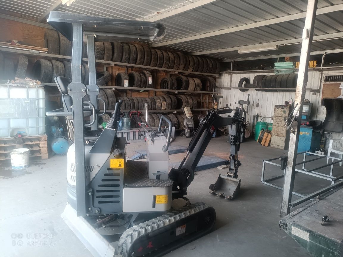 Mini giratória  1000kg c/joystick 2023