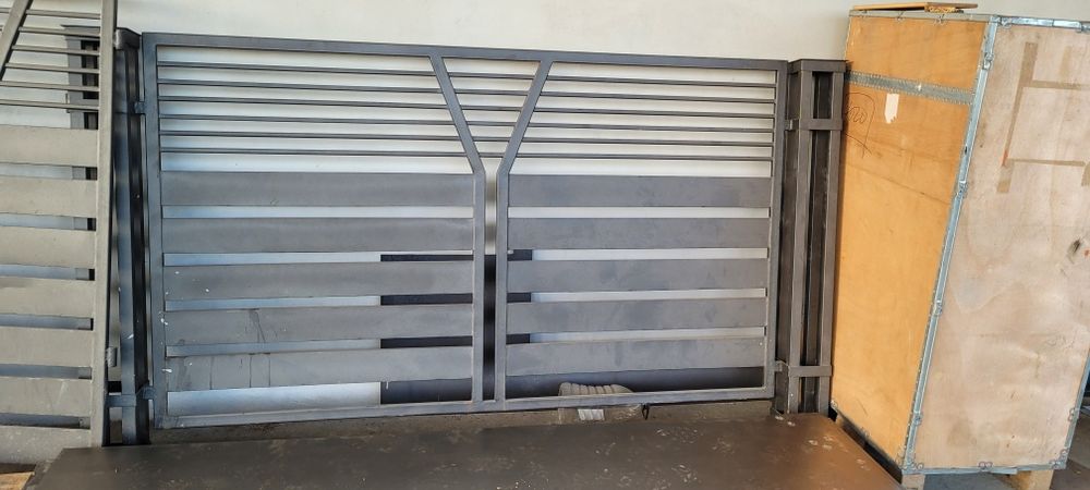 Брама фіртка, паркан