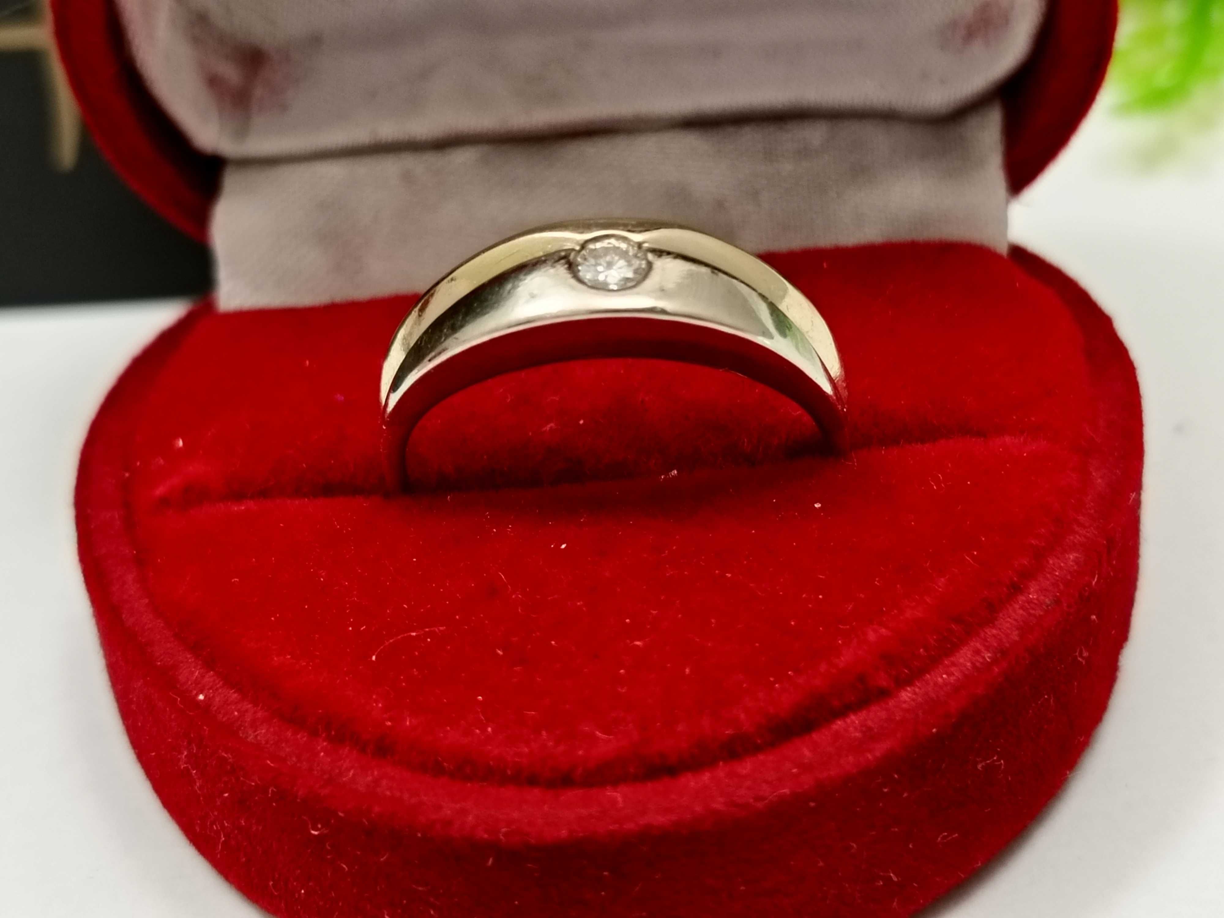 Piękny złoty pierścionek z certyfikatem