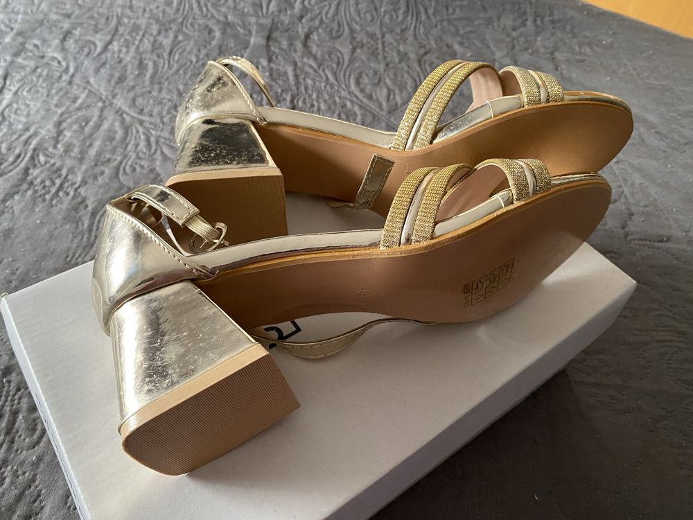Salto alto senhora dourado