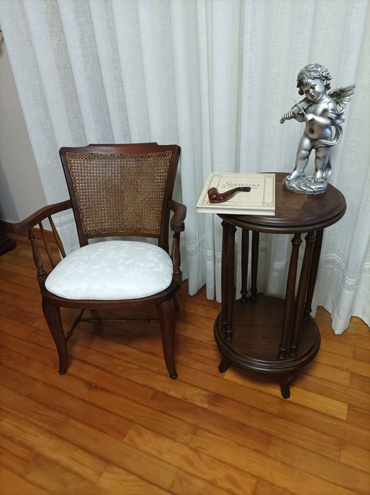 Conjunto antigo restaurado. Cadeirão e mesa de apoio