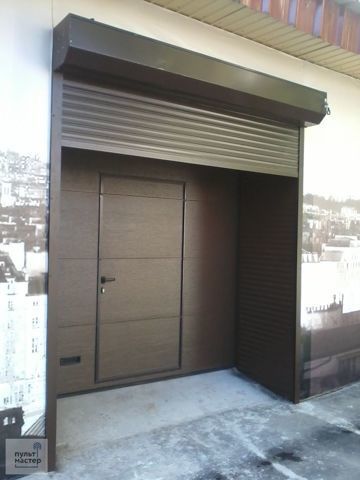 Секційні ворота в гараж з вбудованими дверима (каліткою, хвірткою)
